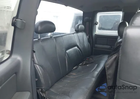 2000 Chevrolet Silverado 1500 z USA, uszkodzony, nr VIN 2GCEK19T9Y1331453